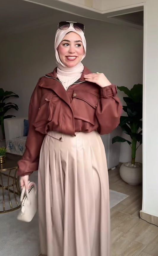 جاكيت جلد وجونلة مكسرة